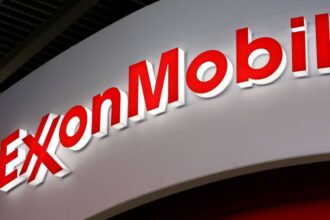 Exxon enfrenta caída en beneficios por bajos márgenes de refinación; planea aumento de producción hasta 2030