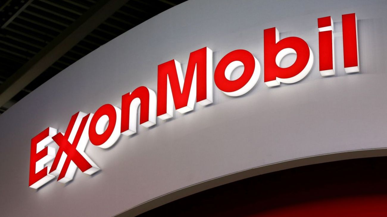 Exxon enfrenta caída en beneficios por bajos márgenes de refinación; planea aumento de producción hasta 2030