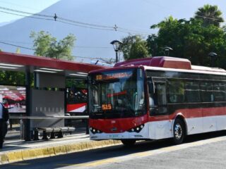 Nuevas Tecnologías en Paraderos de Santiago Revolucionan la Espera del Transporte Público Amid Falla del Metro