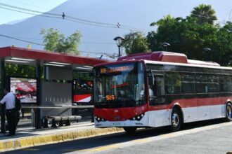 Nuevas Tecnologías en Paraderos de Santiago Revolucionan la Espera del Transporte Público Amid Falla del Metro