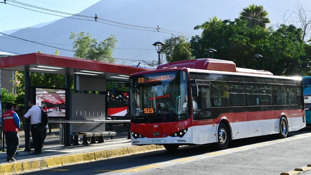 Nuevas Tecnologías en Paraderos de Santiago Revolucionan la Espera del Transporte Público Amid Falla del Metro