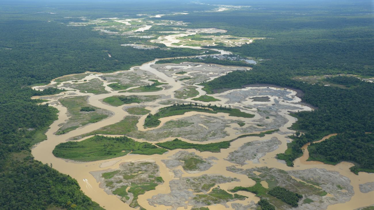 Minería Ilegal en Colombia: Crisis Ambiental y de Seguridad por Control de Grupos Armados