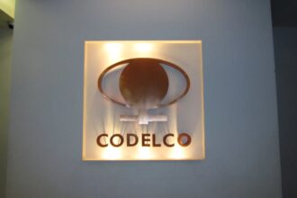 Codelco lidera la revolución verde en minería: compromiso con reducción del 25% en emisiones y flotas eléctricas al 2040