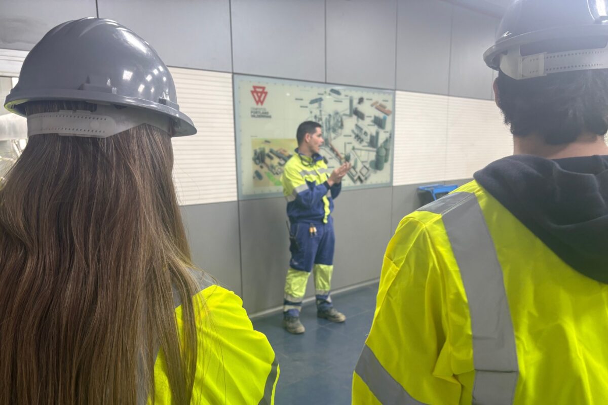 España: Alumnado del IES Tierno Galván visita la fábrica de Cementos Portland Valderrivas de Alcalá de Guadaíra