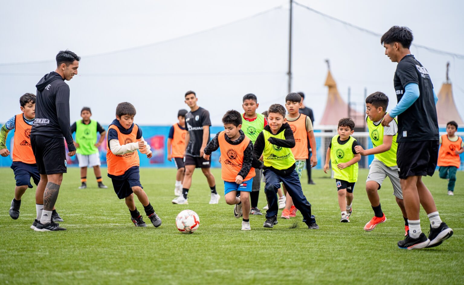 Más de 200 niños y jóvenes de localidades del borde costero sur de Iquique participaron en clínicas deportivas