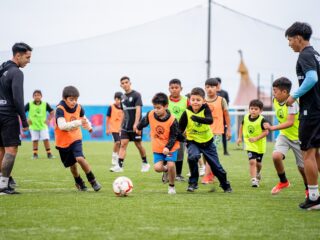 Más de 200 niños y jóvenes de localidades del borde costero sur de Iquique participaron en clínicas deportivas