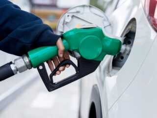 ¿Sube o baja la bencina? Precios del combustible se mantienen estables desde el 27 de febrero