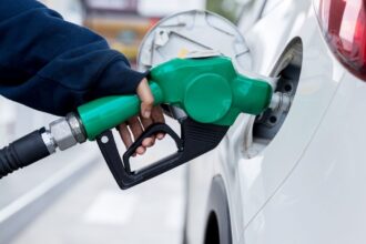 ¿Sube o baja la bencina? Precios del combustible se mantienen estables desde el 27 de febrero