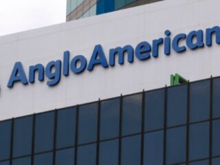 Anglo American Platinum enfrenta caída del 52% en ganancias por desplome de precios del paladio y rodio, planea reestructuración