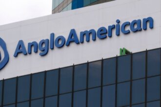 Anglo American Platinum enfrenta caída del 52% en ganancias por desplome de precios del paladio y rodio, planea reestructuración