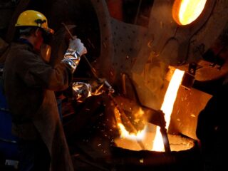 Chile establece récord histórico en producción de cobre con 563,4 mil toneladas en diciembre 2024, impulsando un crecimiento anual del 4,9%