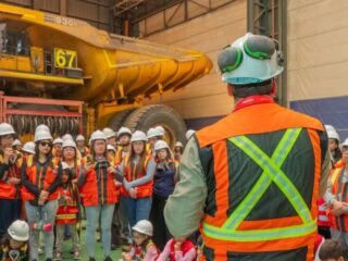 Descubre el fascinante mundo de la minería: Más de 200 personas exploran Minera Lomas Bayas en evento familiar