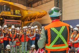 Descubre el fascinante mundo de la minería: Más de 200 personas exploran Minera Lomas Bayas en evento familiar