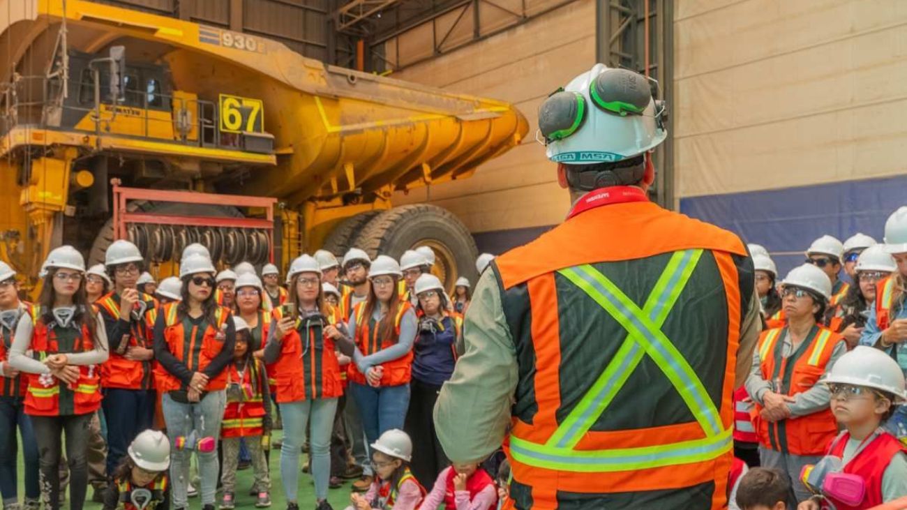 Descubre el fascinante mundo de la minería: Más de 200 personas exploran Minera Lomas Bayas en evento familiar