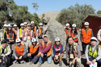 Expertos japoneses en geología exploran Mina Carola en Chile para fortalecer la colaboración internacional y el intercambio de conocimientos