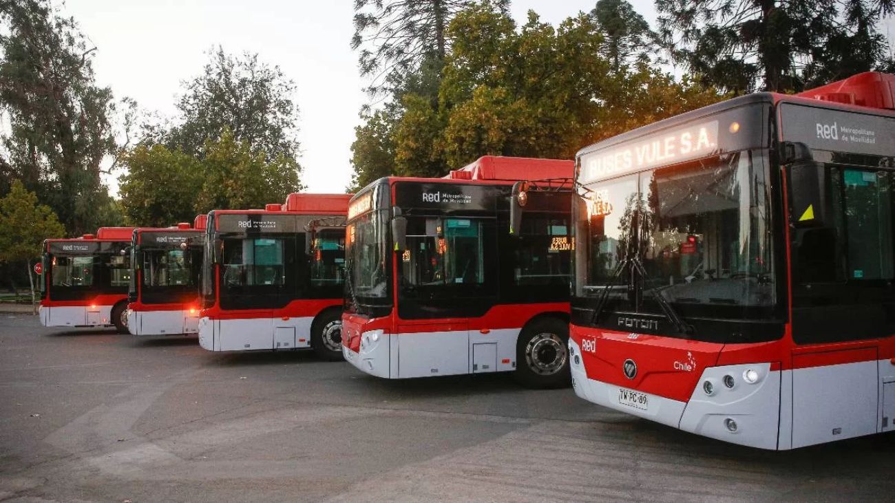 Santiago se Electrifica: Más de 1200 Buses Eléctricos Circularán para 2025 Mejorando la Movilidad Urbana