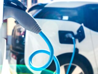 Industria Automotriz Avanza hacia la Sostenibilidad: Claves y Desafíos de la Transición a Vehículos Eléctricos