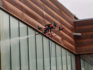 Codelco implementa tecnología de drones para limpieza industrial, aumentando seguridad y reduciendo consumo de agua en un 80%