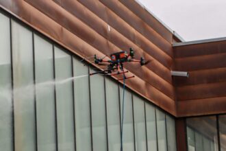 Codelco implementa tecnología de drones para limpieza industrial, aumentando seguridad y reduciendo consumo de agua en un 80%