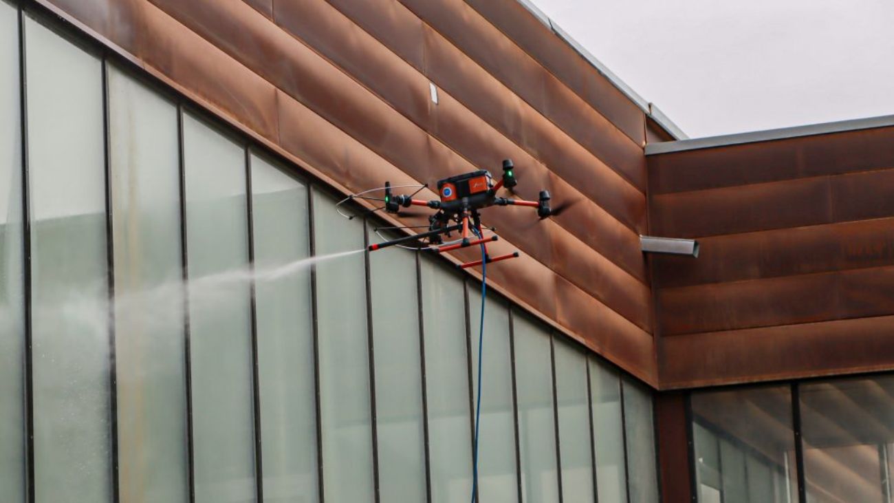 Codelco implementa tecnología de drones para limpieza industrial, aumentando seguridad y reduciendo consumo de agua en un 80%