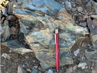 Halcones Precious Metals Anuncia Resultados Adicionales de Muestras de Canal de Astillas de Afloramiento que Extienden la Huella Mineralizada hacia el Sur en el Proyecto de Oro Polaris