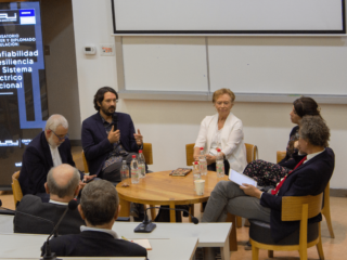 UAI reúne a expertos en conversatorio sobre confiabilidad y resiliencia del sistema eléctrico