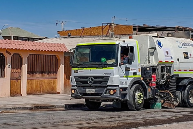 Codelco en Calama: Plan de Descontaminación con "Barrido y Lavado" eficiente.