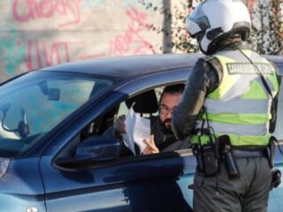 Multas por estacionar frente a garajes: sanciones de más de $100 mil para conductores en 2025