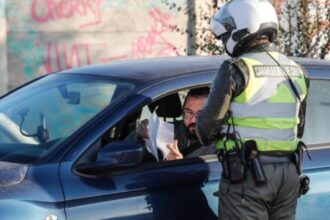 Multas por estacionar frente a garajes: sanciones de más de $100 mil para conductores en 2025