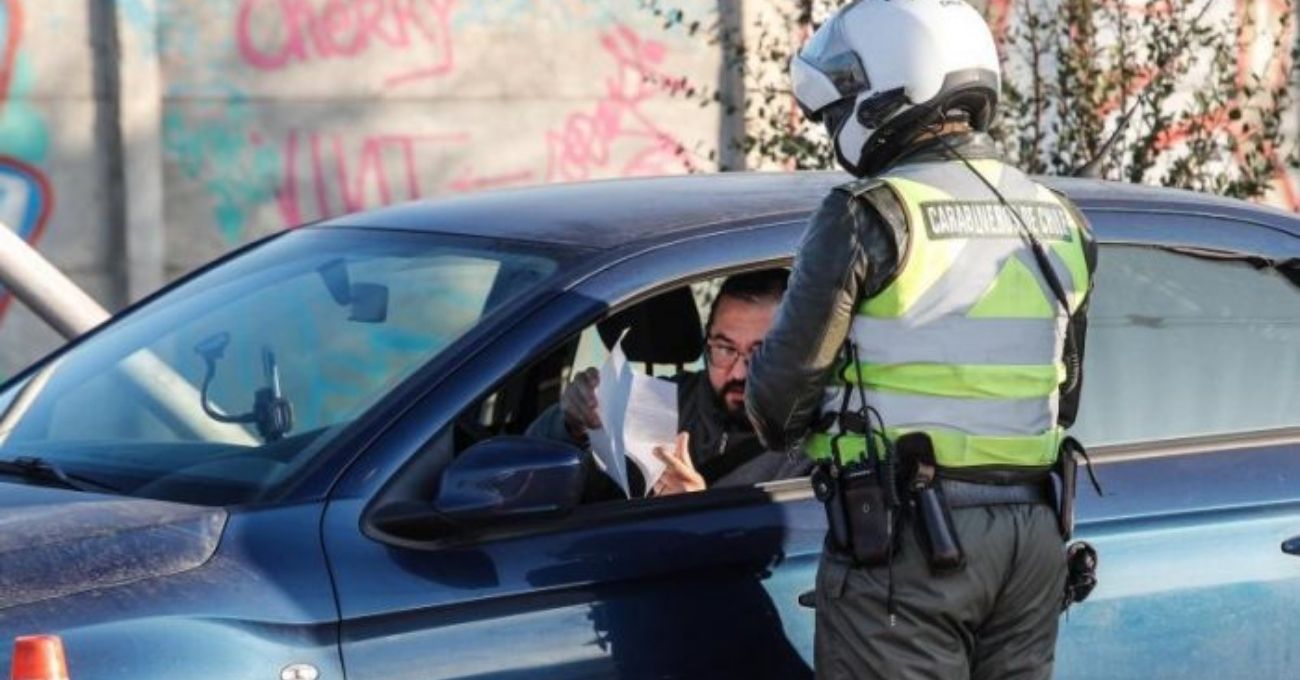 Multas por estacionar frente a garajes: sanciones de más de $100 mil para conductores en 2025