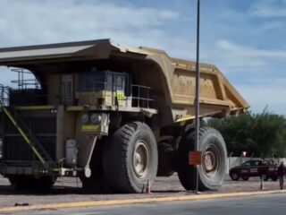 Traído desde Chuquicamata: instalan camión minero en ingreso sur de Calama