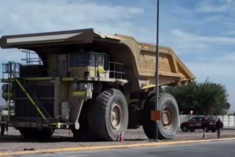 Traído desde Chuquicamata: instalan camión minero en ingreso sur de Calama