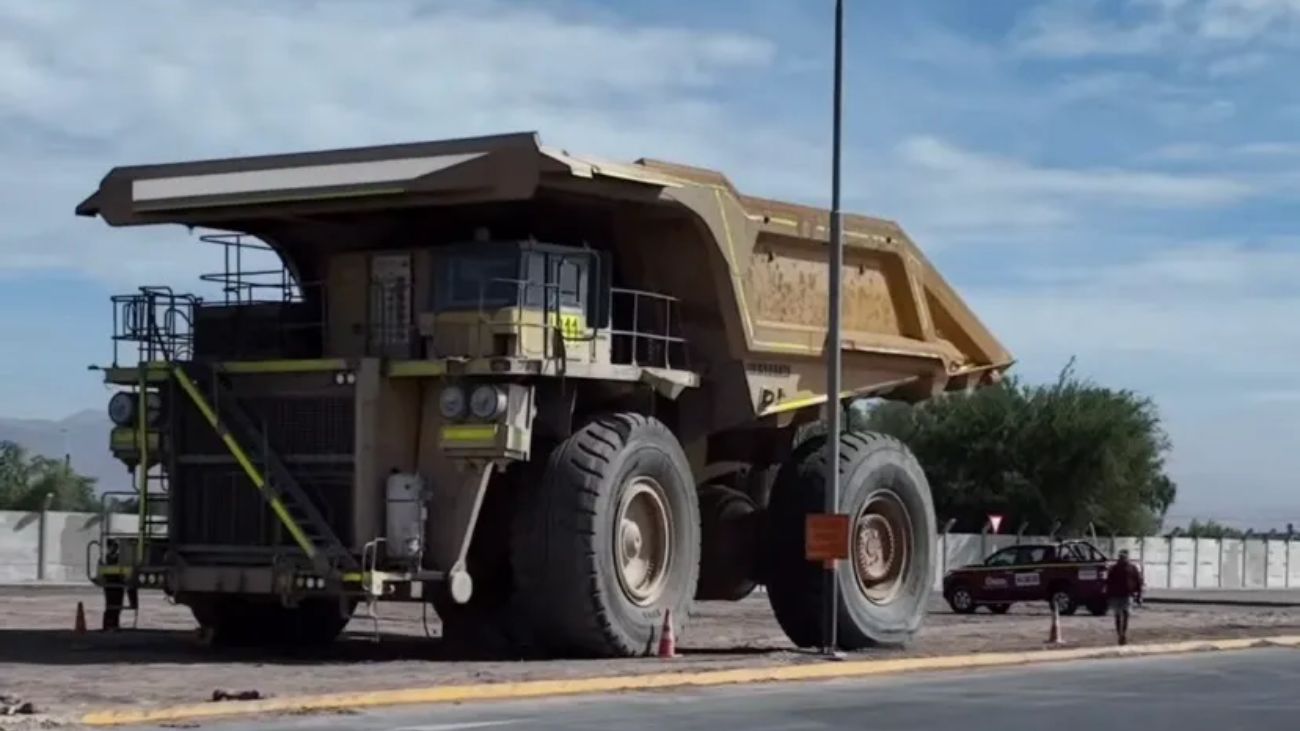 Traído desde Chuquicamata: instalan camión minero en ingreso sur de Calama