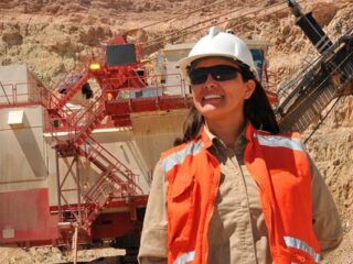 Mesa Mujer y Minería 2025 celebra avances en inclusión femenina en sector minero con destacada participación de líderes y ex Presidenta Michelle Bachelet