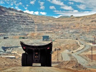 Chile proyecta inversiones mineras de US$ 83.000 millones para 2028: Estrategias para atraer capitales y agilizar permisos