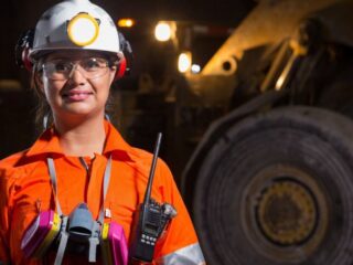 Chile lidera la inclusión femenina en minería: Antofagasta Minerals, BHP y AMTC destacan por prácticas innovadoras