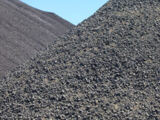 Codelco Ventanas innova en sostenibilidad: inaugura estacionamiento con asfalto de escoria de cobre, impulsando la economía circular en Chile