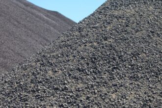 Codelco Ventanas innova en sostenibilidad: inaugura estacionamiento con asfalto de escoria de cobre, impulsando la economía circular en Chile