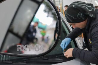 Chile Exige Grabado de Patentes en Vidrios de Vehículos desde 2025: Detalles de la Ley 21.601 y Costos Asociados