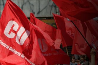 Chile 2025: Negociaciones para un salario mínimo de $725.000 inician en mayo, apuntando a un "salario vital